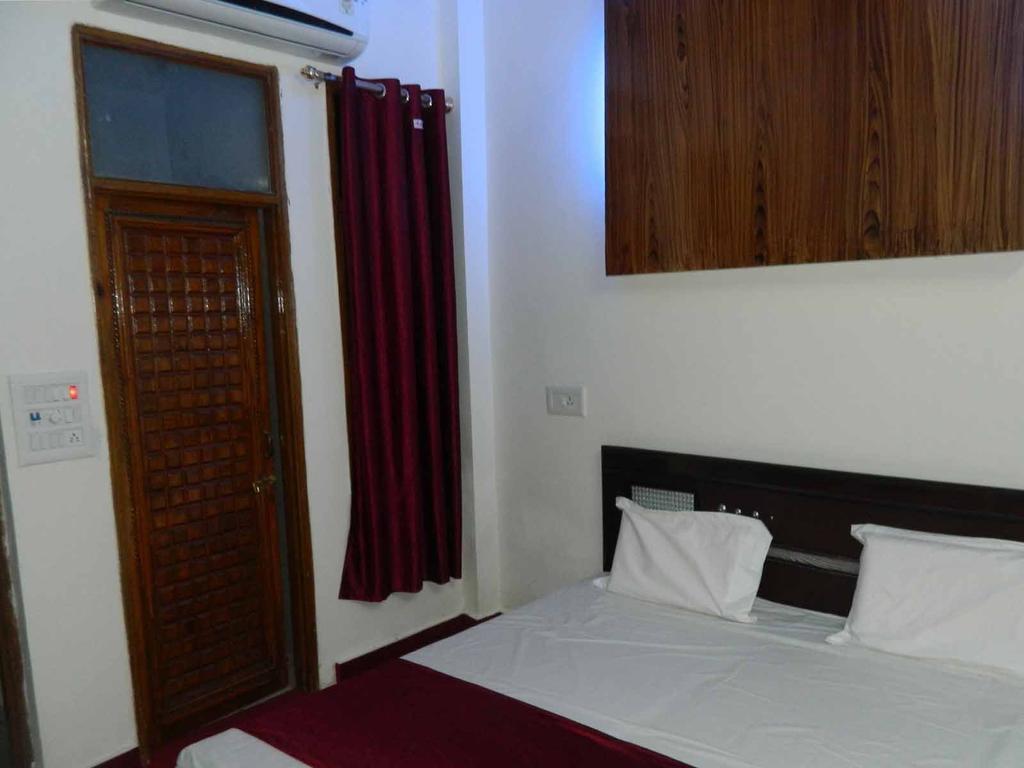 Bed and Breakfast The Castle à New Delhi Chambre photo